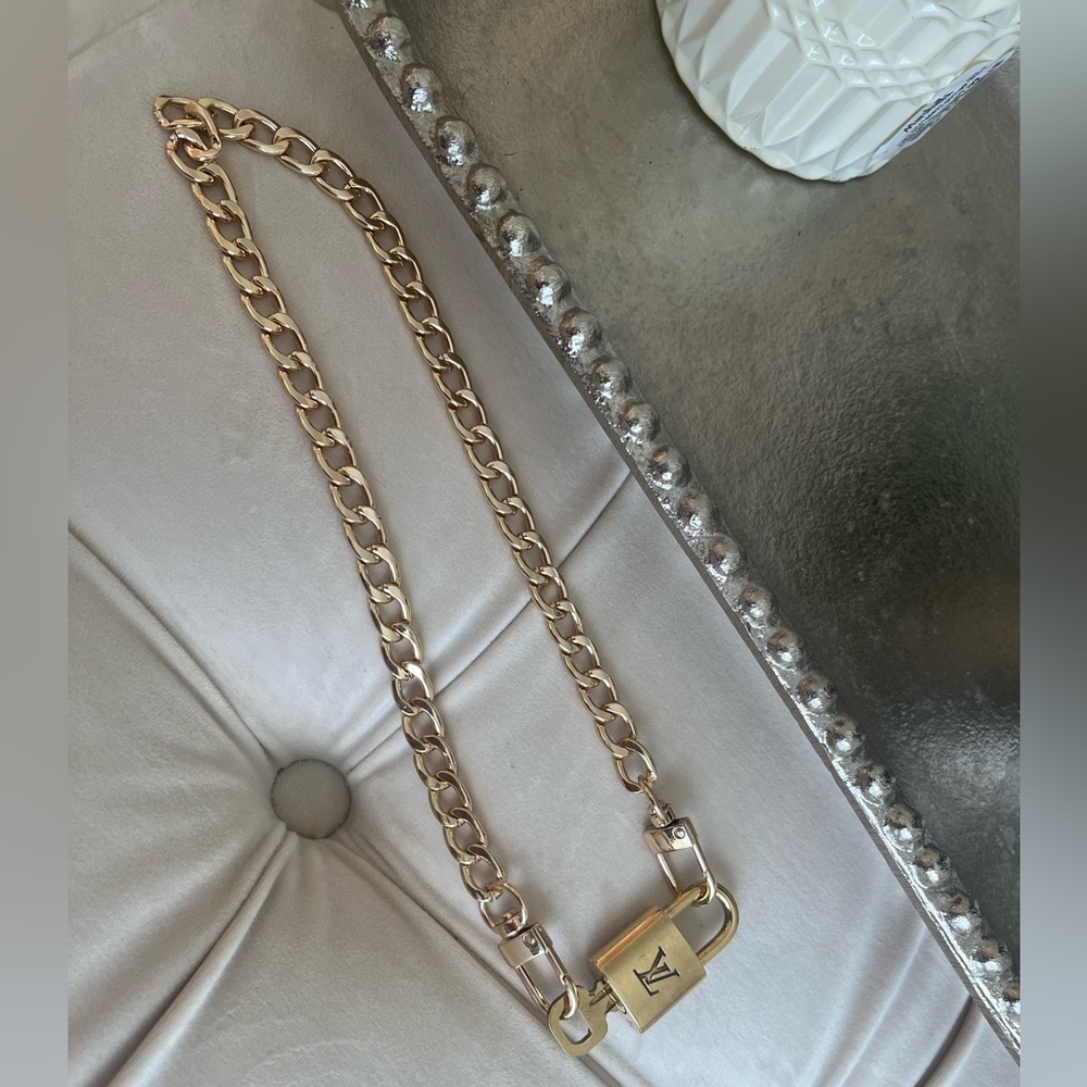 AUTHENTIC LOUIS VIUTTON LOCK & KEY ON 18 in CHAIN
